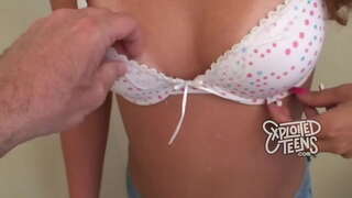 19 taun heubeul panas rumaja fucks jeung meunang a sungut pinuh ku cum