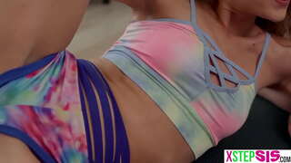 ���ાના પગલું બહેન અને તેના ચુસ્ત મિત્ર હતી stepbro વિચાર એક અણધારી boner માટે તેમને