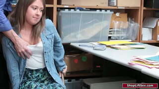 Brunette gadis ieu bray shoplifting jeung patugas punishes nya.Manéhna gropes leutik nya tits jeung mendominasi nya méré manéhna a bj.Tuluy manéhna poni nya pussy