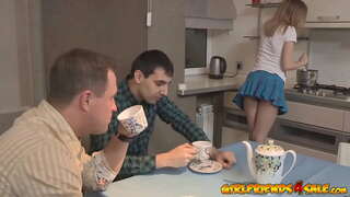 Развълнуван миниатюрна тийнейджър рогоносит мъжа си