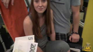 Pul uchun HUNT4K. Cuckold bo&#039;sh sport zalida uning GF fuck hunter ruxsat beradi