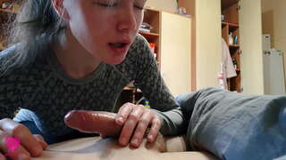 ���วามหลงไหมสะเพร่าของ blowjob จาก petite ความงามกับน้ำเชื้ออยู่ในปาก