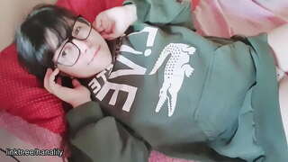 ���ીન છોકરી તેના pussy સ્પર્શ