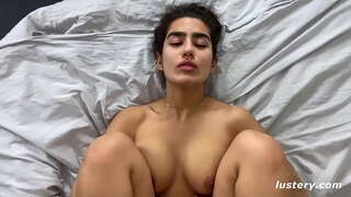 ���ઈ જવામાં તેના પગ પર તેના માથા માટે ઊંડા ઘૂંસપેંઠ