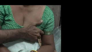 ���ગલું મમ્મી સાથે તેના શિંગડા પુત્ર શેર એક બેડ