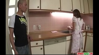 Hikaru Wakabayashi વાપરે છે તેના મોટા બોબલા સાથે રમવા માટે લોડો