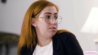 Hot rubia eta bere busty delitua bazkide plangintza beren hurrengo helburu handiak.Bat-batean,bere zentzagarriko ofizial iristen eta ikertzeko bere bikotearekin.Bezala jarduten dute pare bat eta frogatu da ofizial.Hasten dira kissing eta licking beste batzuk, bakoitzaren pussy.