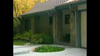 Kratke kose mlade jadikovanje dok jaše veliki kurac od strane njenog šupka na prvi put