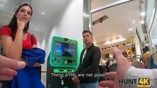 ЛОВ НА 4K. Мъж гледа как му сладурите прониква непознат