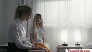 Kenzie Reeves prsti in liže njeno Schoolmate Anny Auroras muca Kenzie Reeves prsti in liže njeno Schoolmate Anny Auroras muca